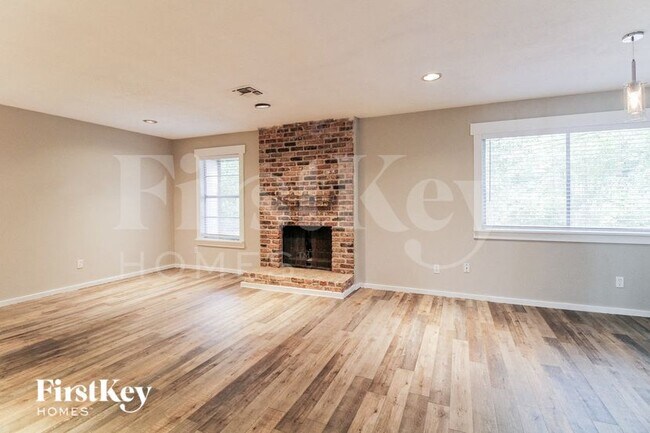 Building Photo - 2618 N Woodloch St