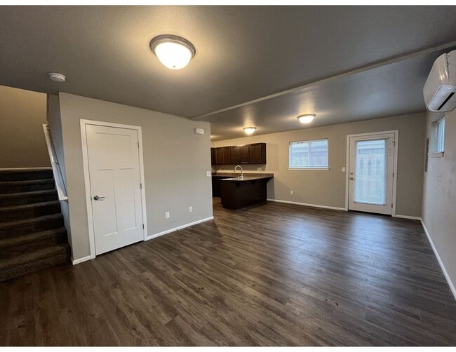 Building Photo - Townhouse Style 3 Bedroom