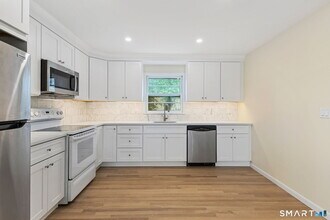 Building Photo - 17 Artic St