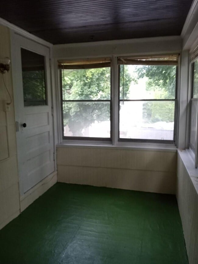 Enclosed porch - 404 Birr St