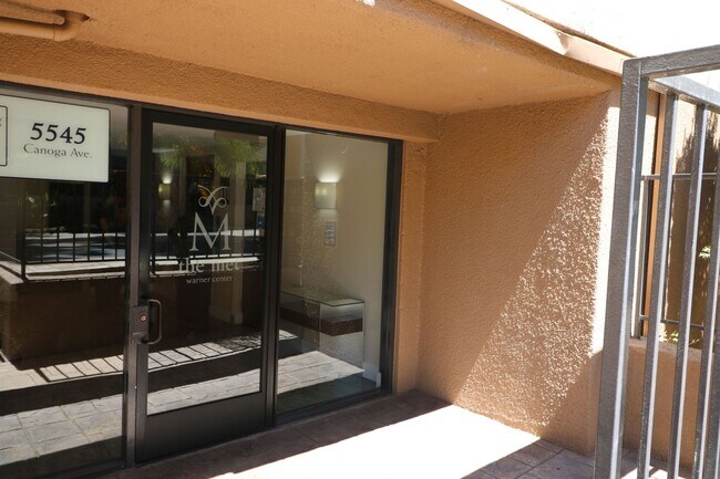 Foto del edificio - 5545 Canoga Ave