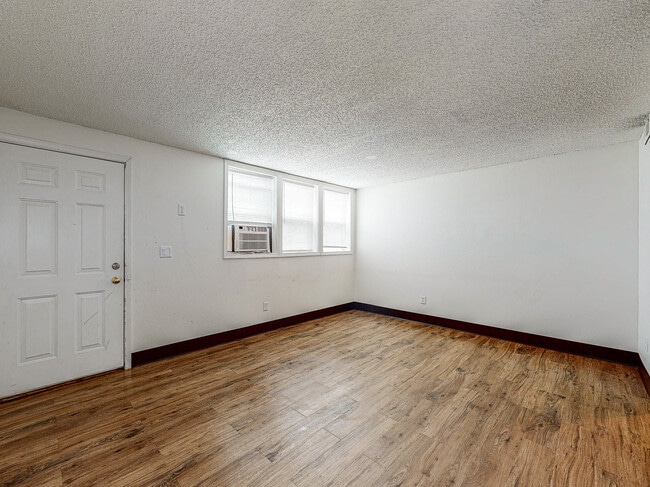 Building Photo - 509 Welch Ave