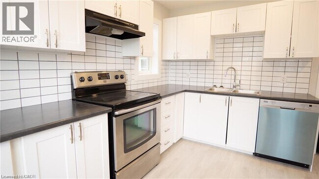 Photo du bâtiment - 4 Dunblane Ave