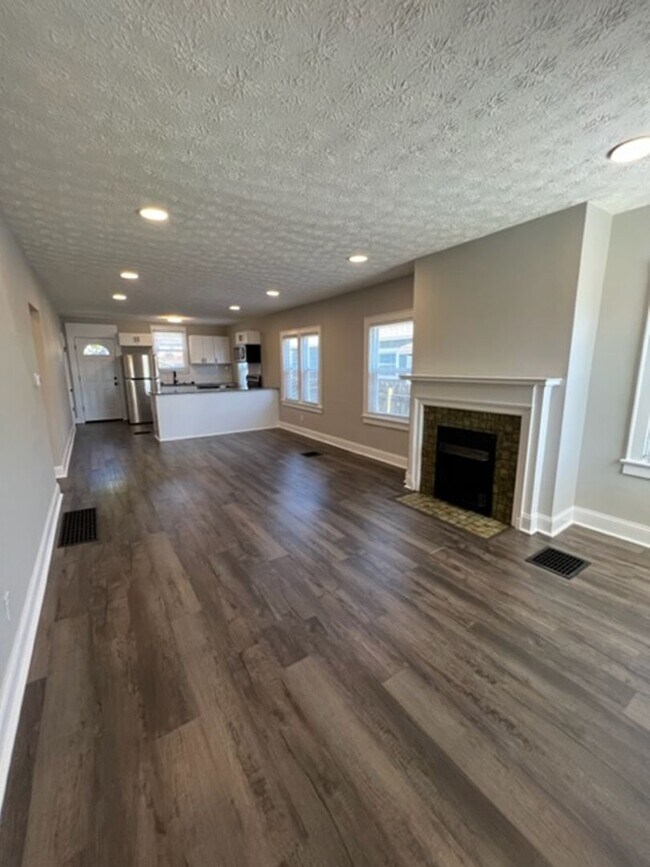 Building Photo - 2 Bedroom 1 Bathroom Home with Garage & Fenced Yard!