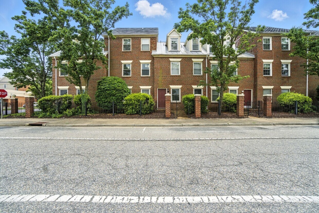 Foto principal - Updated Brick Condo in the Heart of Downto...