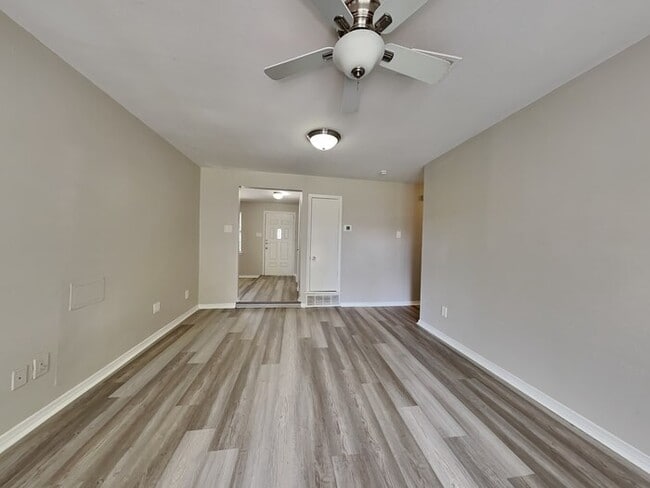 Foto del edificio - 2116 Crockett Dr