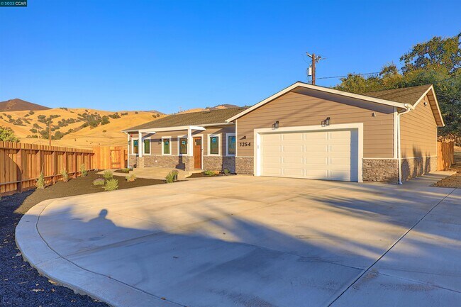 Building Photo - 425 Castle Rock Rd