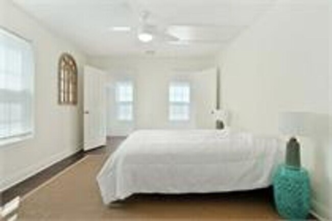 Building Photo - Renovated Central City Home with Open Floor Plan & Parking