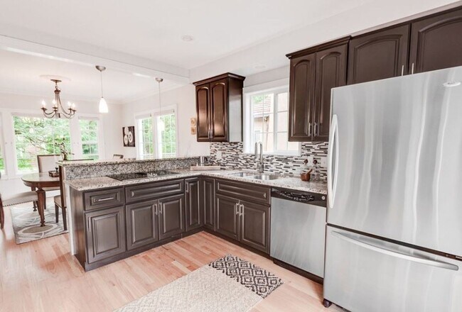 Foto del edificio - Spacious 4BR Capitol Hill Home with Lake W...