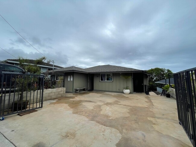 Building Photo - 951 Hala Dr