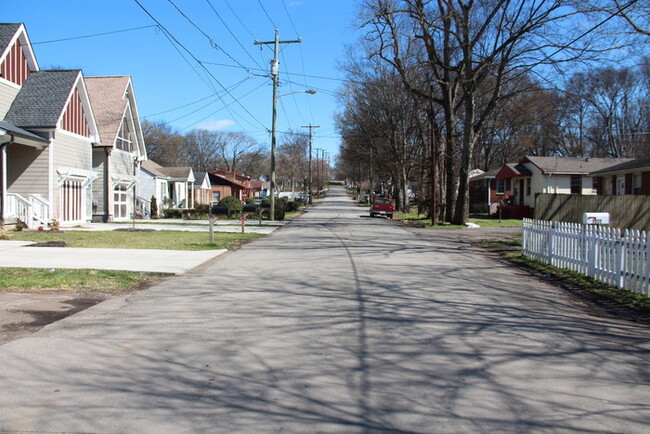 Building Photo - East Nashville / Inglewood | 2 Bedroom Apa...