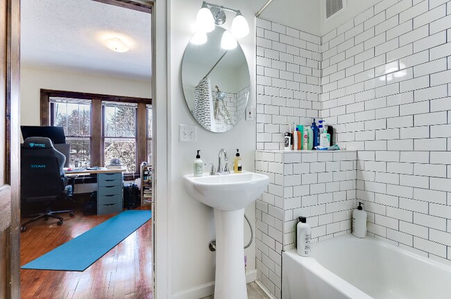 Foto del edificio - 1160 Raymond Ave