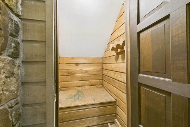 Building Photo - 651 S Monarch St