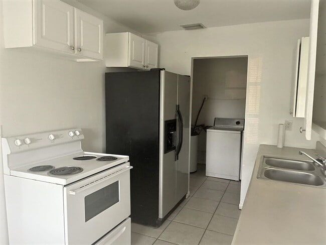 Foto del edificio - Cute 3 Bedroom House with Carport