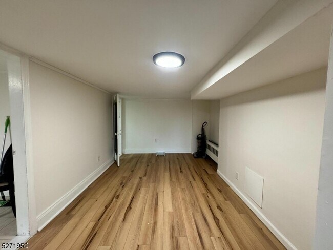 Building Photo - 223 William St