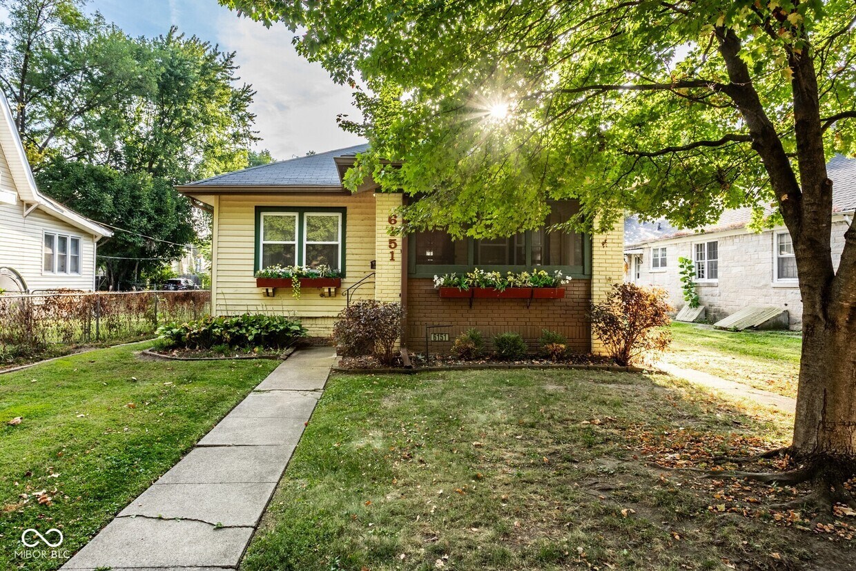 Foto principal - 6151 Broadway St