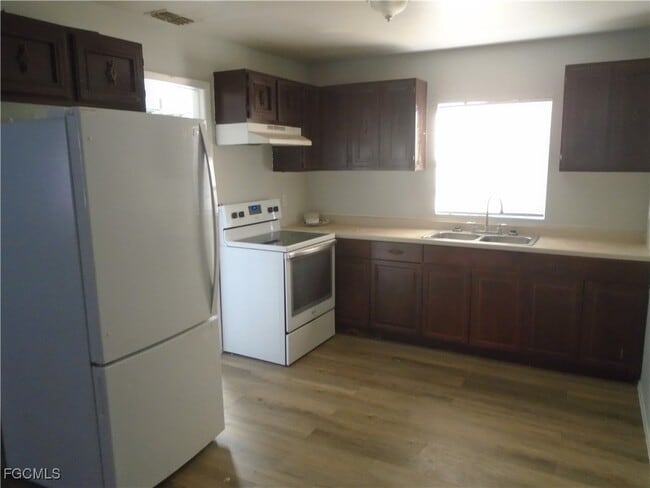 Foto del edificio - 8265 Beacon Blvd