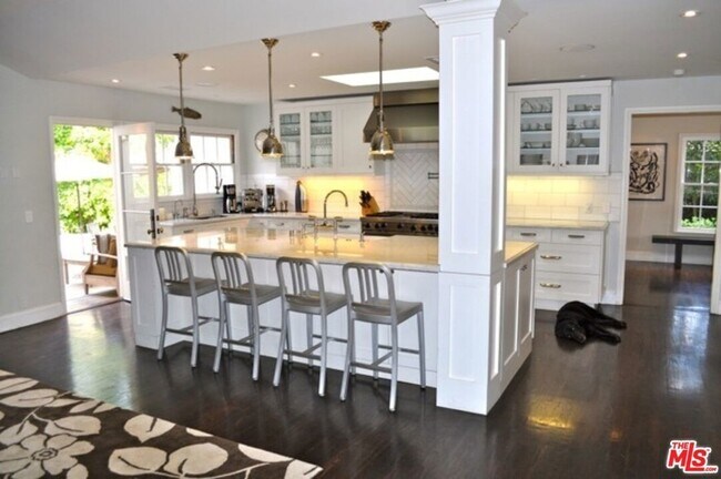 Foto del edificio - 10253 Valley Spring Ln