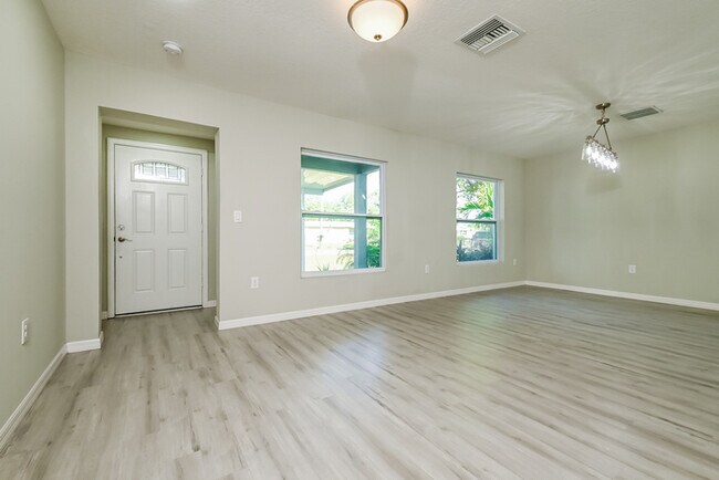 Building Photo - 9612 Pineridge Ave