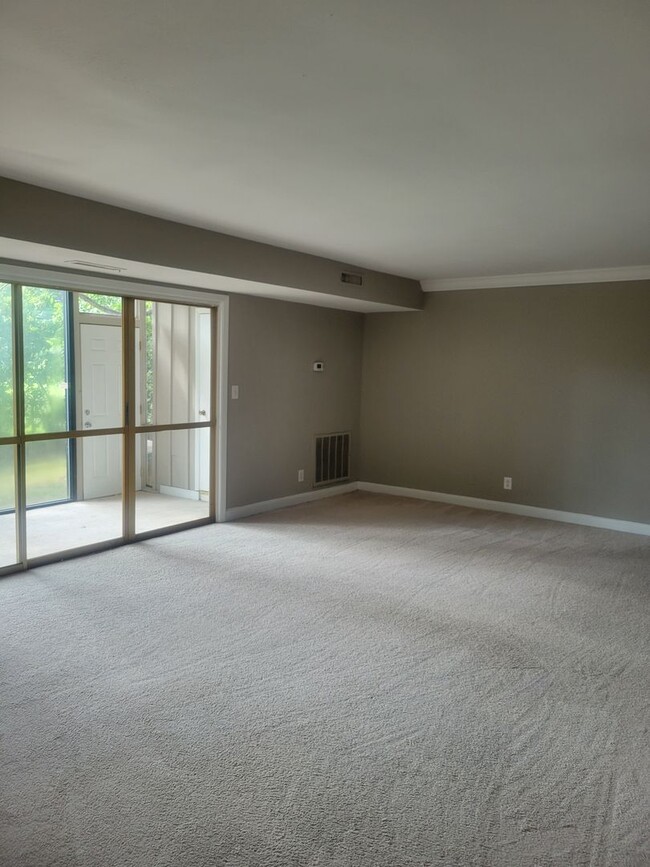 Foto del edificio - Lower Level 2 bedroom/1.5 bath condo