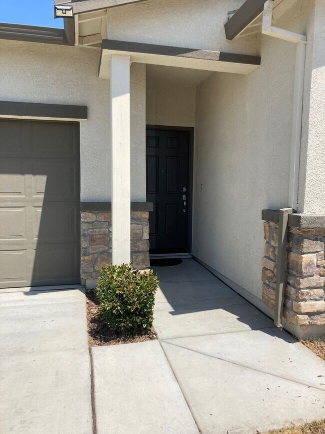 Building Photo - Four Bedroom Home in North Merced!