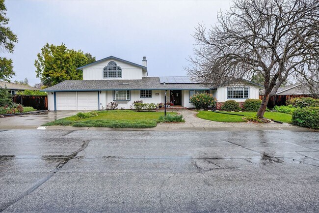 Foto del edificio - Absolutely Beautiful 4BR 3.5BA 2 Story Home in quiet neighborhood in Los Altos