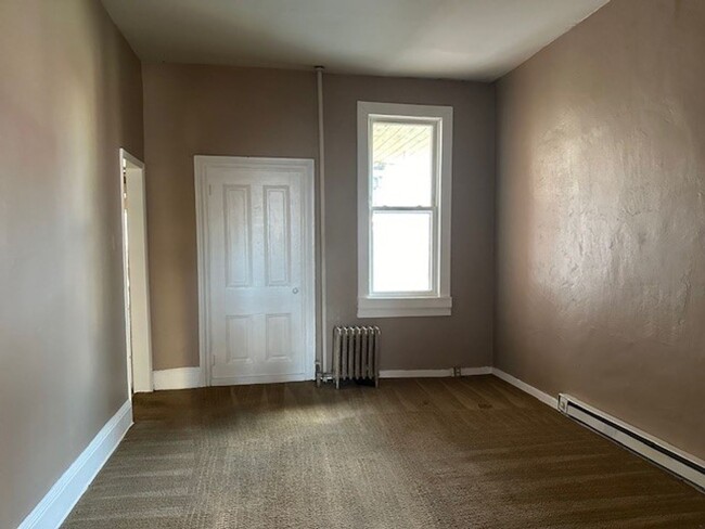 Building Photo - 1st Floor 1 Bedroom 1 Bathroom Apartment F...