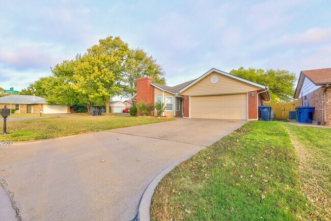 Foto del edificio - 3 Bed 2 Bath in OKC!