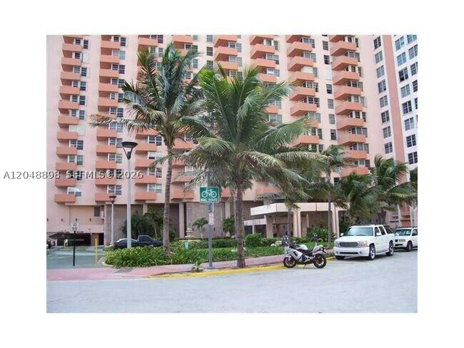 Building Photo - 2899 Collins Ave