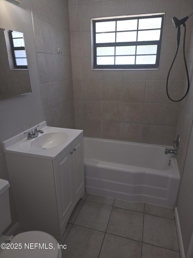 Building Photo - 255 Woodside Dr