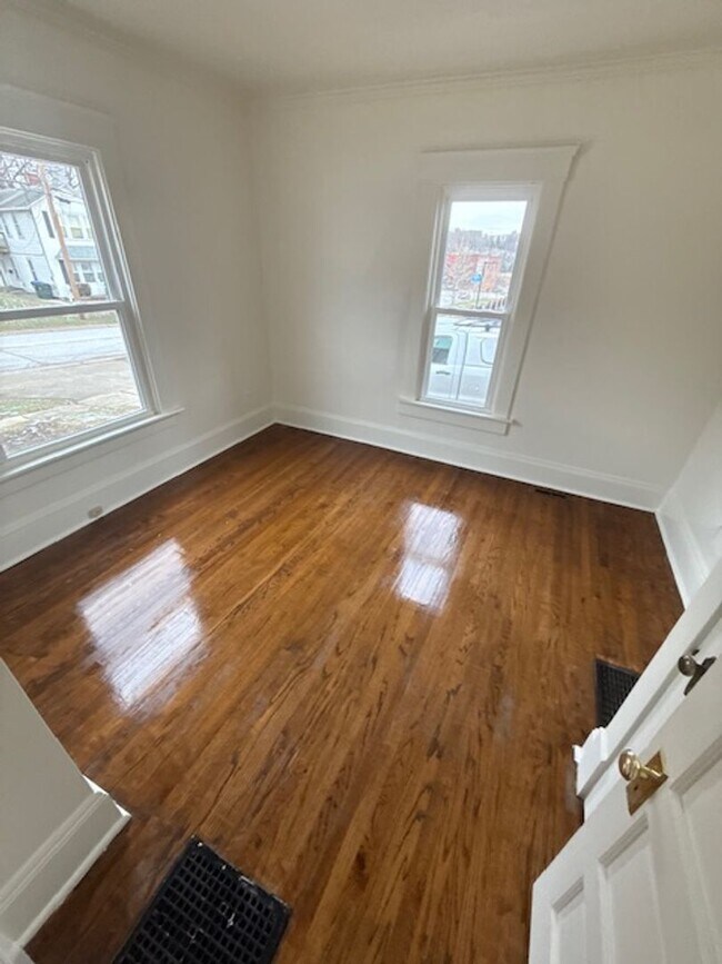 Foto del edificio - One Bedroom Duplex ( first floor)  $1160