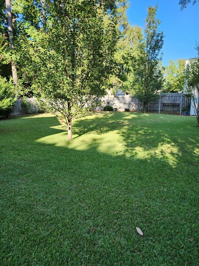 Building Photo - Lovely 4 Bedroom 2.5 Bath