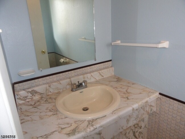 Building Photo - 2505 Balmoral Ct