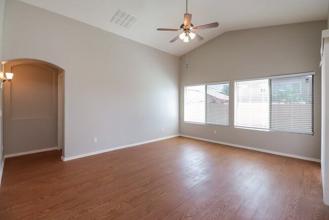 Foto del edificio - 25549 W Winslow Ave