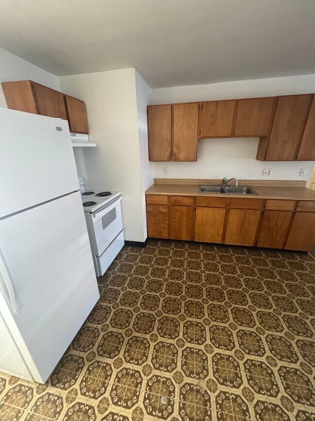 Building Photo - $385 OFF Move In Special!  Second Level Unit  2 Bed/1 Bath  Apt - $775/$775