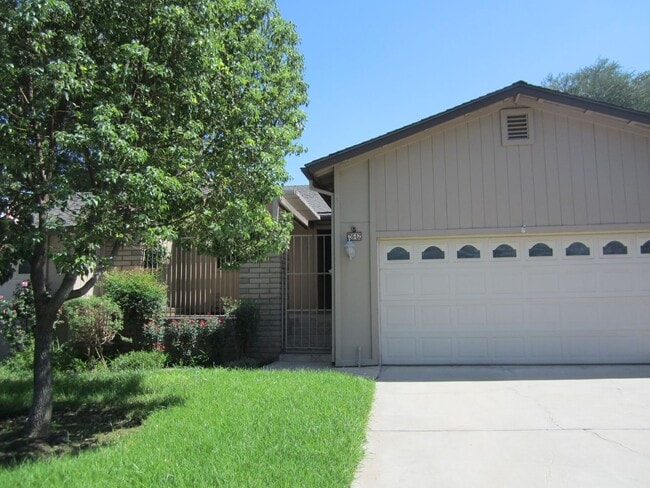 Building Photo - 2642 Laramie Rd