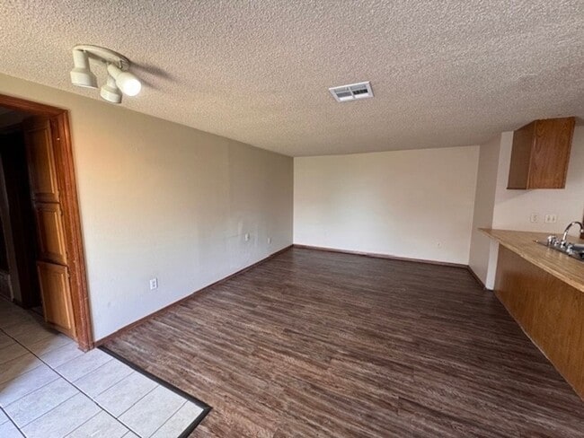 Building Photo - 3 bed, 2 full bath, 2 car garage duplex for rent in south OKC! Moore Schools