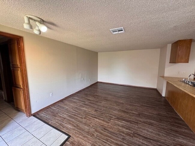 Foto del edificio - 3 bed, 2 full bath, 2 car garage duplex for rent in south OKC! Moore Schools