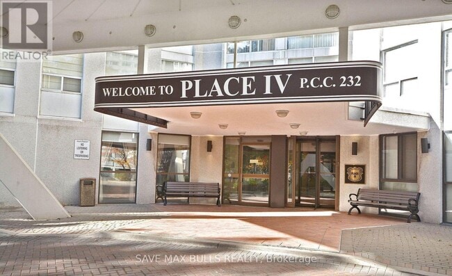 Building Photo - 3650 Kaneff Crescent