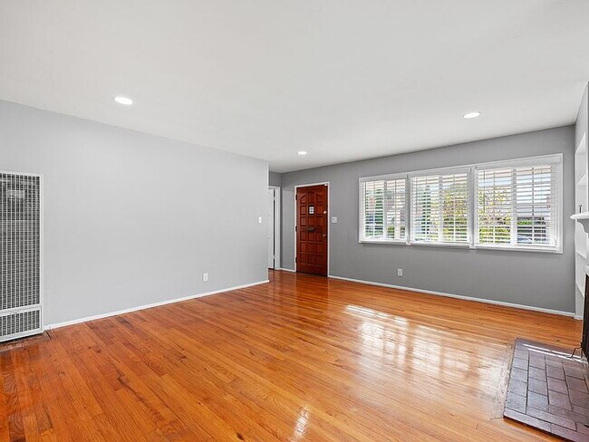 Building Photo - "Spacious 4-Bed, 3-Bath Oasis in Prime Los Angeles Location - 2080 Sq Ft of Comfort!"