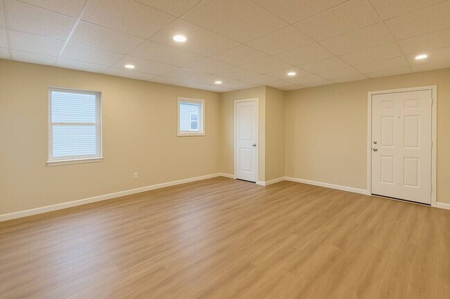 Foto del edificio - Updated 1-brm home - huge living room, brand new flooring, washer/dryer, new kitchen, new bathroo...