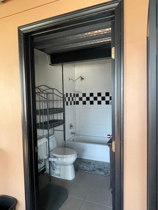 Building Photo - 108 W 2nd St