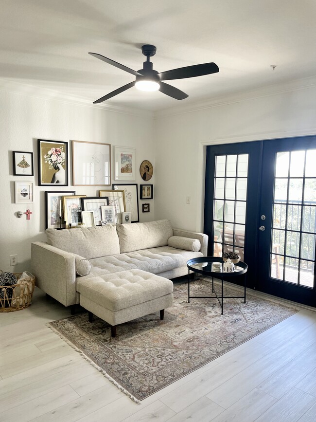 Mucha luz natural gracias al balcón privado (muebles no incluidos). - 304 E South St