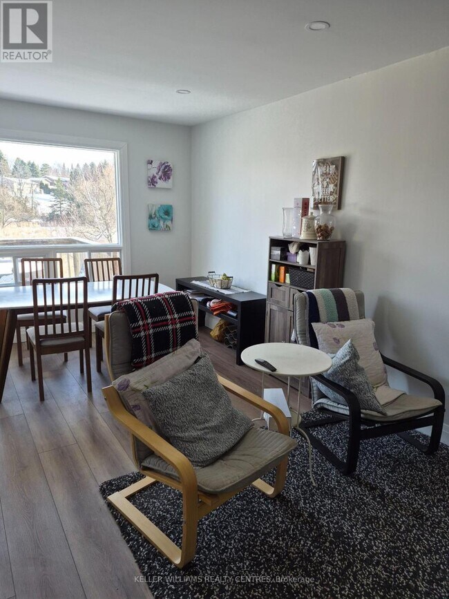 Photo du bâtiment - 28 Royal Cedar Ct