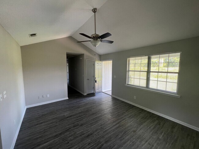 Foto del edificio - SUMMER MOVE-IN SPECIAL AND RATE DROP ALERT!**