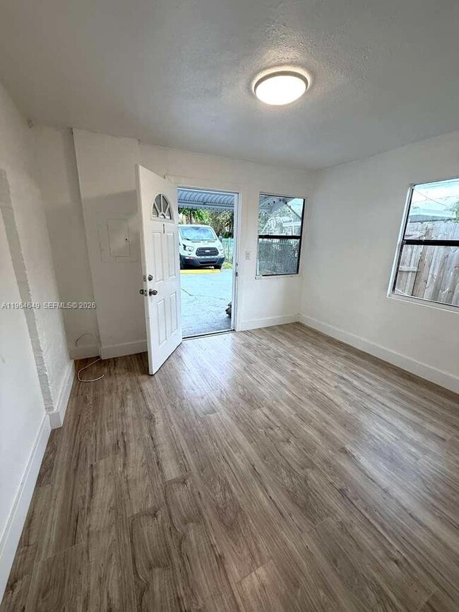 Foto del edificio - 326 NW 96th St