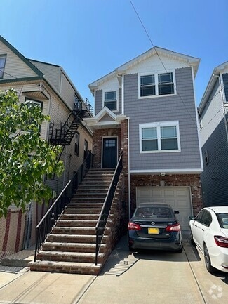 Building Photo - 942 Flora St