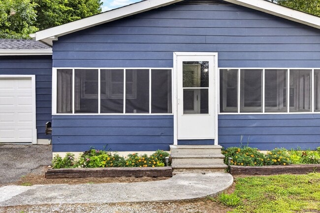 Building Photo - Charming 2-Bedroom Home with Garage – Pet Friendly!