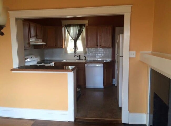 Building Photo - Charming Two Bedroom Home Overlookong Char...