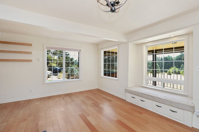 Foto del edificio - Monroe Four Bedroom on Acreage - Rare Find! $500 Off Move In Costs